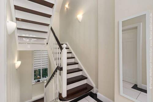 Original Holztreppe zum Souterrain und ins Dachgeschoss. - 