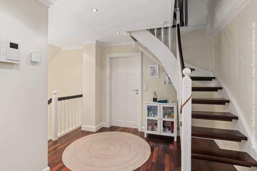 Zentraler Flur im Dachgeschoss mit Treppe in den Spitzboden. - 