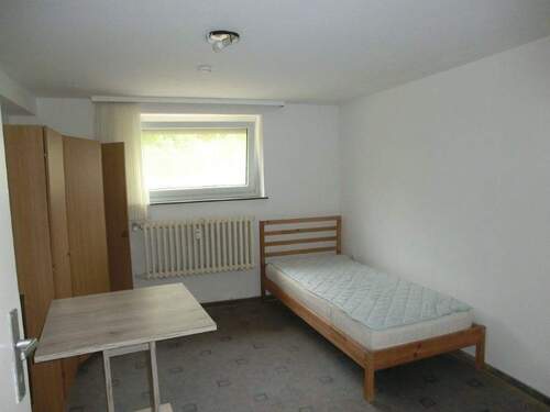 Schlafzimmer teilmöbliert - 2 Zimmer Etagenwohnung zur Miete in Niederwerrn