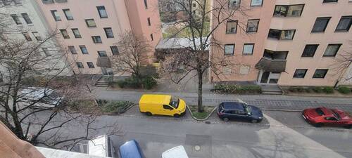 Fenster Richtung Straße - 