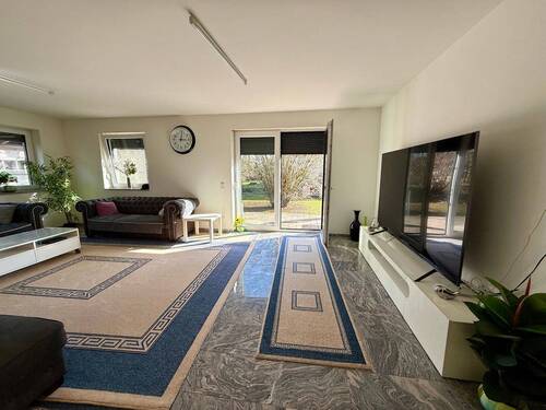 Wohnzimmer mit Terrassen-Zugang.jpeg - Doppelhaushälfte mit 150,00 m&sup2; in Neustadt am Rübenberge zur Miete