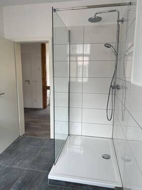 geräumige Dusche - 