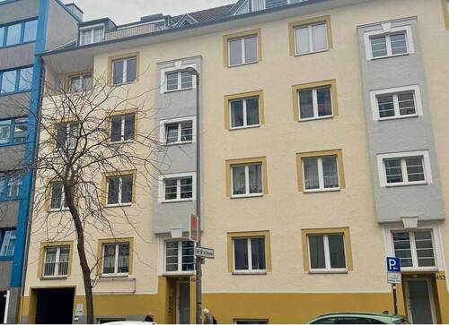 Haus von vorne - 3 Zimmer Altbauwohnung in Nippes mit Garage ohne Makler