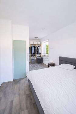 helles Schlafzimmer - 3 Zimmer Mehrfamilienhaus, Wohnhaus in Delmenhorst