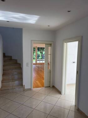 Flur mit Treppe ins OG - 