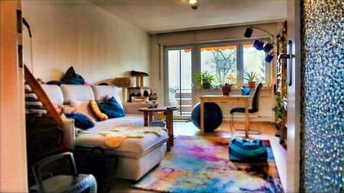 Das Wohnzimmer mit Blick zum Balkon - 3 Zimmer Etagenwohnung in Karlsruhe