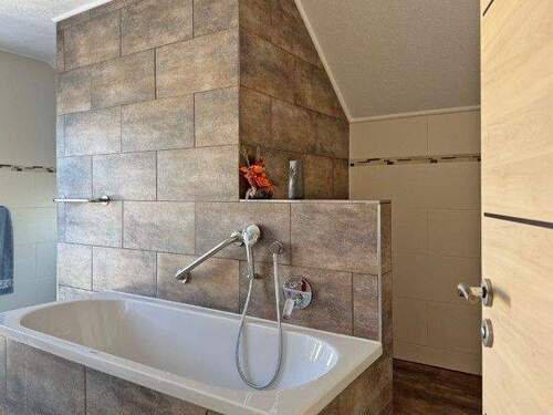 Bad mit Dusche und Wanne - 