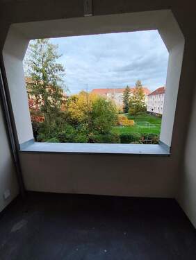 Loggia - 2-Raumwohnung mit Echtholzparkett, Wanne und Loggia zum grünen Innenhof