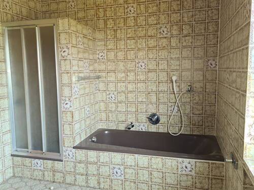 Badezimmer m. Wanne / Dusche - 