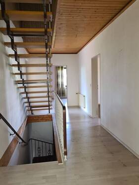 Treppe in den Keller, wie ins DG - 