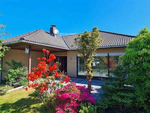 Gartenansicht - **RESERVIERT**Großzügiger Winkel-Walmdach-Bungalow in Varel