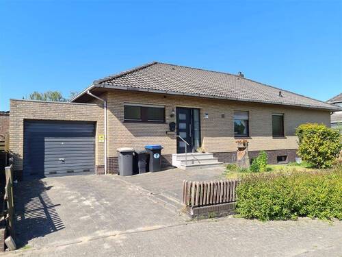 Vorderansicht mit Garage - 4 Zimmer Einfamilienhaus in Varel