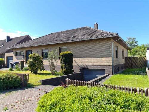 Vorderansicht mit Tiefgarage - Einfamilienhaus mit 143,30 m² in Varel zum Kaufen