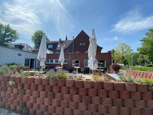 Rückansicht mit Terrasse - Hotel, Pension, Gasthof in Ahlen zum Kaufen