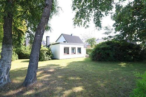Bild - Teilmodernisiertes, älteres Wohnhaus mit Garage auf schönem Grundstück
