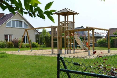 Spielplatz mit Sandkasten - 