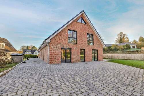 Auffahrt Rückseite - 5 Zimmer Doppelhaushälfte in Scharbeutz