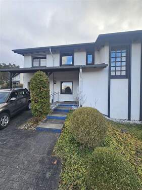 Eingang Haus links - 7 Zimmer Mehrfamilienhaus, Wohnhaus zum Kaufen in Marburg