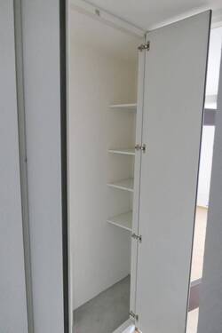 Abstellraum mit Tür - 