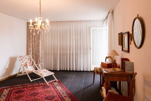 Das Schlafzimmer mit Balkon - 1 Zimmer Einfamilienhaus in Laufenburg