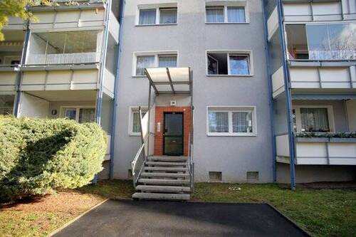 Hauseingang - Tolle 3-Raumwohnung mit Balkon, Badewanne und wunderschönem Ausblick