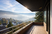BALKON OG / AUSSICHT INS TAL - KI GENERIERT - 