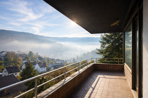 BALKON OG / AUSSICHT INS TAL - KI GENERIERT - 