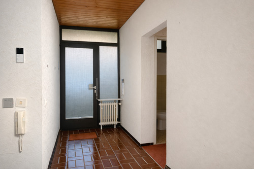 HAUSEINGANG OG - KI GENERIERT - 