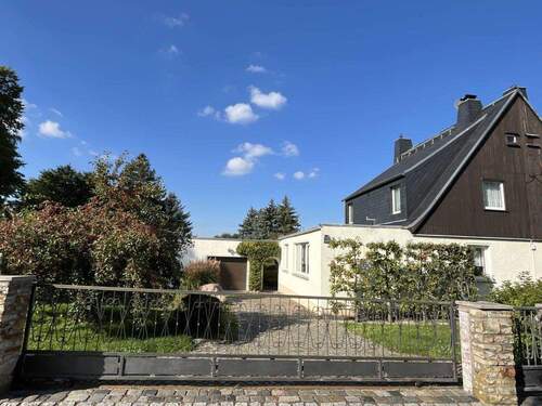 Die Straßenansicht - Dresden-Omsewitz: DHH mit Bauplatz (teilbar)