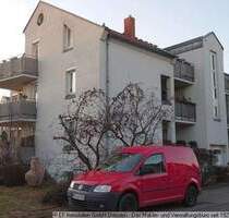 vermietete 2-Zimmer-Dachgeschosswohnung mit zwei Balkonen, Abstellkammer, 2x Stellplatz, separater Küche und Bad mit Dusche und Fenster in 01689 Weinb - Weinböhla