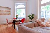 Wohnzimmer - Tür auf. Hamburg an. Stilvolle Altbauwohnung im Herzen vom Hamburg-Neustadt