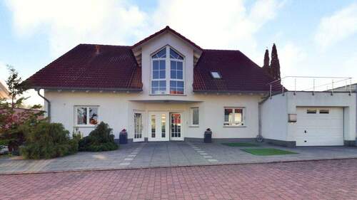 Frontalansicht - Wohnen mit Wohlfühlfaktor - Familienhaus mit Sauna, Balkon, Terrasse und Einliegerwohnung