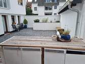 Innenhof und Hochbeete - Etagenwohnung mit 140,00 m² in Wiesbaden zur Miete