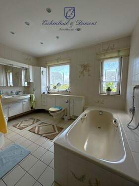Bad mit Wanne und Fenster OG - 