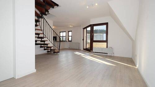 Ebene I: Wohn-/Essbereich mit Zugang zum Balkon - Zentral gelegene Atelier-Wohnung auf zwei Ebenen!