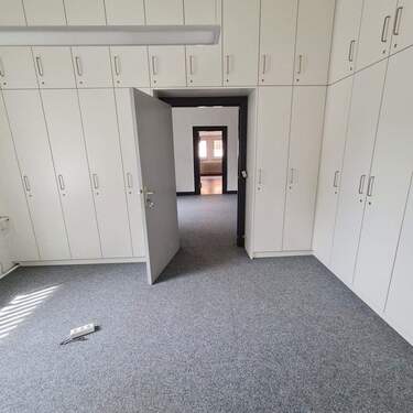 Blick aus Büro 3 durch Büro 2 - 