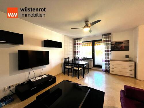 Wohnzimmer mit Essecke - 2 Zimmer Etagenwohnung in München