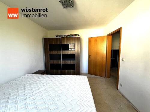 ...mit Kleiderschrank - 