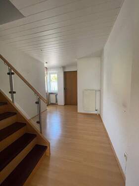 Eingangsbereich mit Garderobe - 6 Zimmer Reihenmittelhaus zum Kaufen in Regensburg