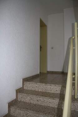 separates Treppenhaus mit Zugang zum Büro - 
