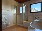 Bad mit Dusche und Wanne - Einfamilienhaus mit 263,00 m² in Crailsheim zum Kaufen