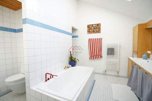 Badezimmer angrenzend zum Schlafzimmer mit Dusche, Badewanne und WC - 