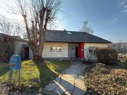 Frontansicht Haus - 8 Zimmer Einfamilienhaus in Tuttlingen