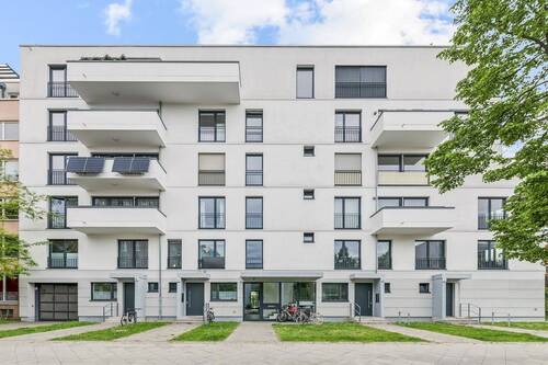 Außenansicht - Stilvolle 3-Zimmer-Wohnung mit Balkon am Ostkreuz
