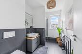 Badezimmer mit Dusche und Fenster - 