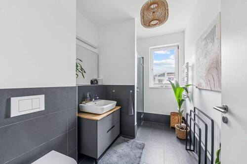 Badezimmer mit Dusche und Fenster - 