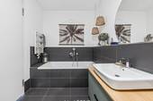 Badezimmer mit Badewanne - 