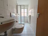 Bad mit Fenster + Dusche - Etagenwohnung mit 51,00 m&sup2; in Rostock zur Miete