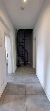 Flur mit Treppe - 