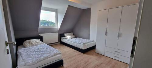 2 Schlafzimmer mit Kleiderschr - 